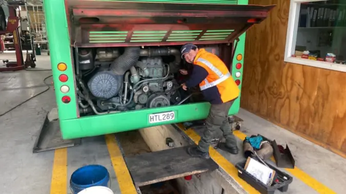 nathan-tawhai_Noli-working-a-B11R-Volvo