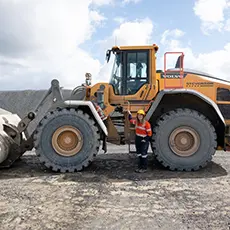 Extractives__FitMaxWzM0NSwzNDVd